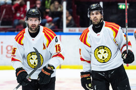 Brynäs Simon Bertilsson och Brynäs Mikko Niemelä deppar
