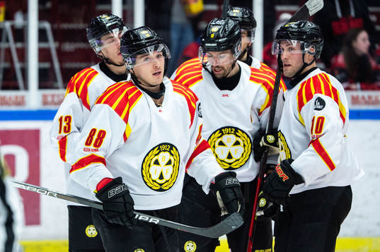 Brynäs Dmytro Timashov jublar med lagkamrater