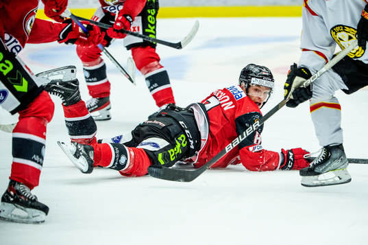 Malmö Redhawks Johan Olofsson ligger på isen
