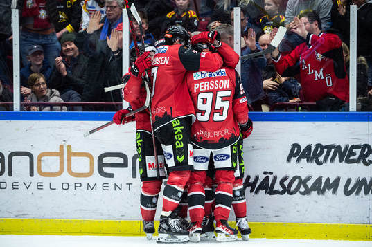 Malmö Redhawks Carl-Johan Lerby jublar med lagkamrater