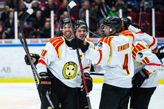 Brynäs Theo Lindstein jublar med lagkamrater