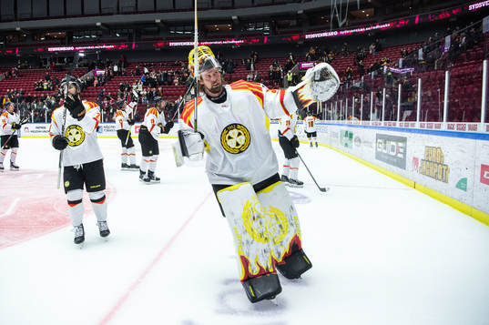 Brynäs målvakt Anders Lindbäck jublar