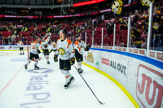 Brynäs Johannes Kinnvall jublar med lagkamraterna