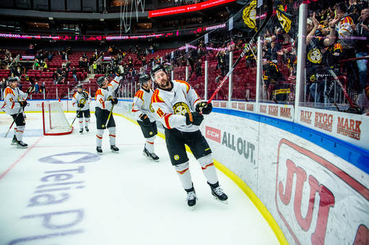 Brynäs Simon Bertilsson jublar med lagkamraterna