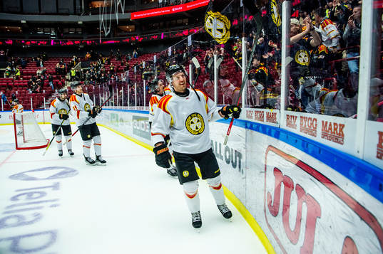 Brynäs Greg Scott jublar med lagkamraterna
