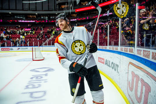 Brynäs Oscar Eklind jublar med lagkamraterna