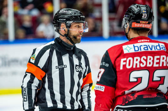 Domare Marcus Linde och Malmö Redhawks Christoffer Forsberg