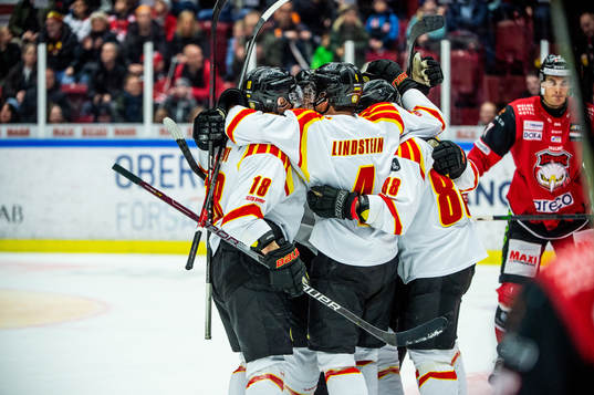 Brynäs Theo Lindstein jublar med lagkamraterna