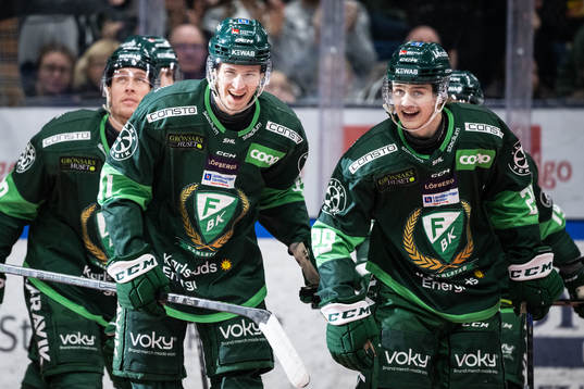 Färjestads Eric Engstrand jublar med Lucas Forsell