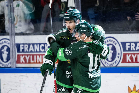 Färjestads Theodor Lennström jublar med Marcus Nilsson