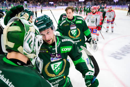 Färjestads målvakt Matthew Tomkins och Jasse Ikonen jublar