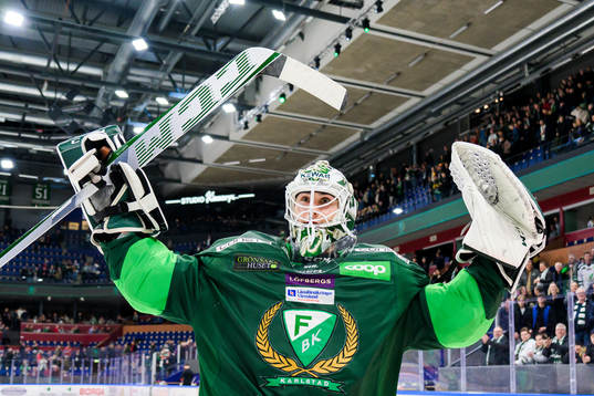 Färjestads målvakt Matthew Tomkins jublar
