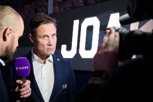 Frölundas tränare Roger Rönnberg blir intervjuad av C