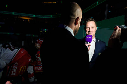 Frölundas tränare Roger Rönnberg blir intervjuad av C
