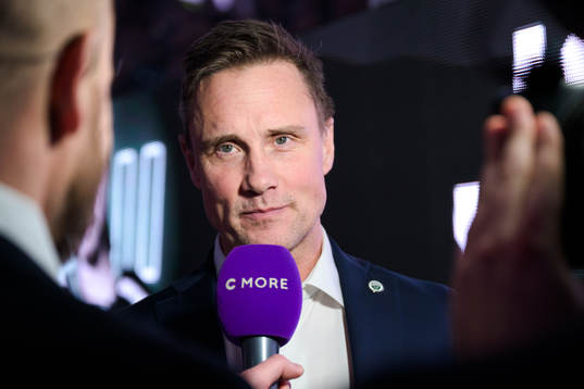 Frölundas tränare Roger Rönnberg blir intervjuad av C