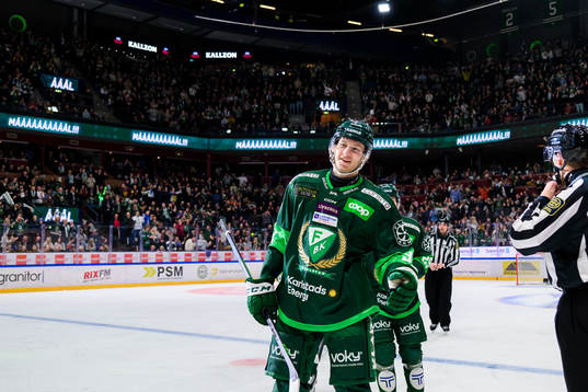 Färjestads Eric Engstrand jublar
