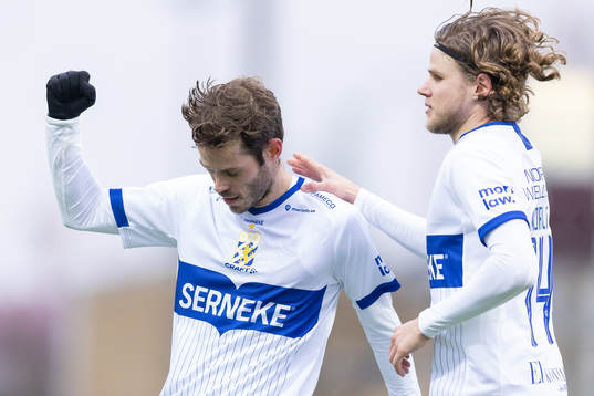 IFK Göteborgs Emil Salomonsson jublar ihop med Gustaf