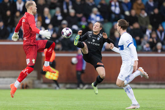 IFK Göteborgs målvakt Pontus Dahlberg och Halmstads Joel