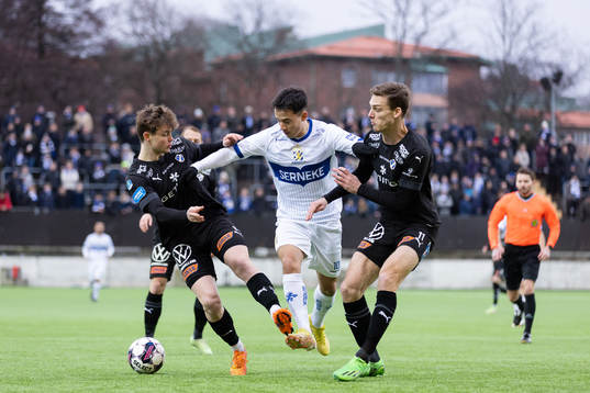 IFK Göteborgs Hussein Carneil mellan Halmstads Jonathan