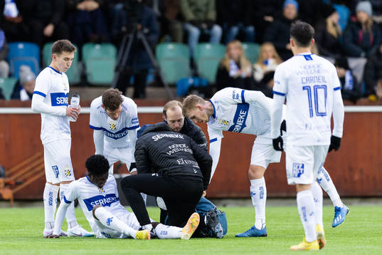 IFK Göteborgs Abundance Salaou skadad sig och tvingas utgå