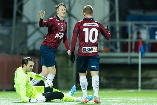 Örgrytes Viktor Lundberg jublar ihop med Nicklas Bärkroth
