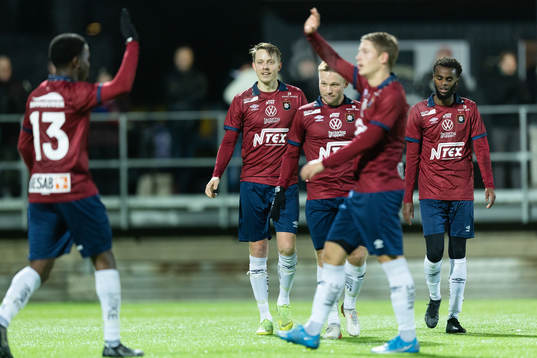 Örgrytes Viktor Lundberg jublar ihop med lagkamrater