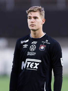 Örgrytes målvakt Mathias Nilsson på line up innan
