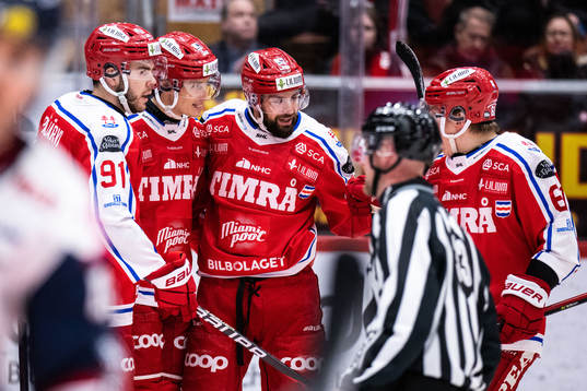 Timrås Robin Alvarez jublar med Didrik Strömberg och