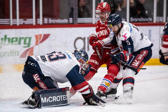 Timrås Emil Pettersson mot Linköpings Marcus Högberg och