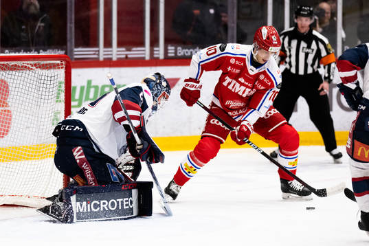 Timrås Robin Alvarez gör 1-0 bakom Linköpings målvakt