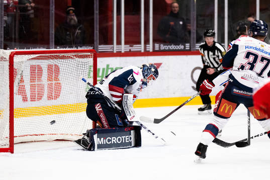 Timrås Robin Alvarez gör 1-0 bakom Linköpings målvakt