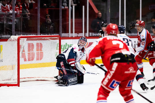 Timrås Robin Alvarez gör 1-0 bakom Linköpings målvakt