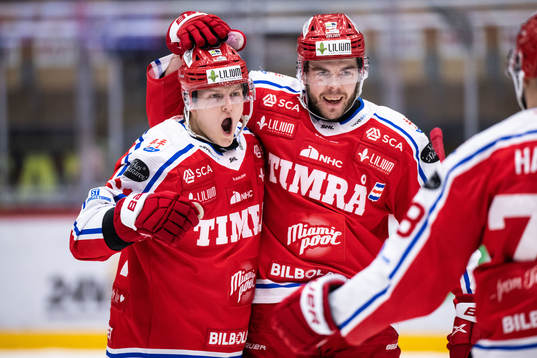 Timrås Axel Rindell jublar med Magnus Pääjärvi