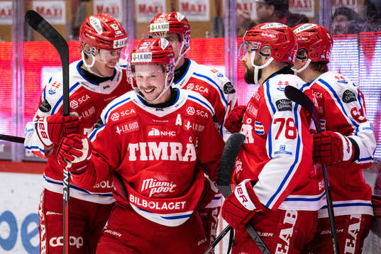 Timrås Jonathan Dahlén jublar med lagkamrater