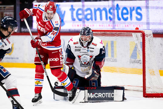 Timrås Emil Pettersson framför Linköpings målvakt