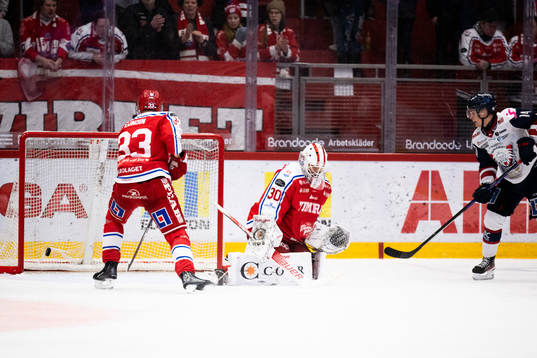 Linköpings John Nyberg (ej i bild) gör 4-1 bakom Timrås