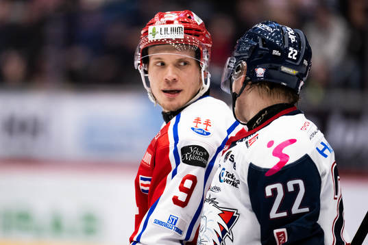 Timrås Didrik Strömberg pratar med Linköpings Vilmos