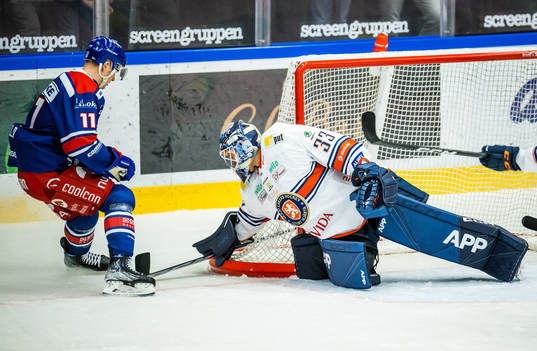 Oskarshamns Antti Suomela och Växjös målvakt Emil Larmi