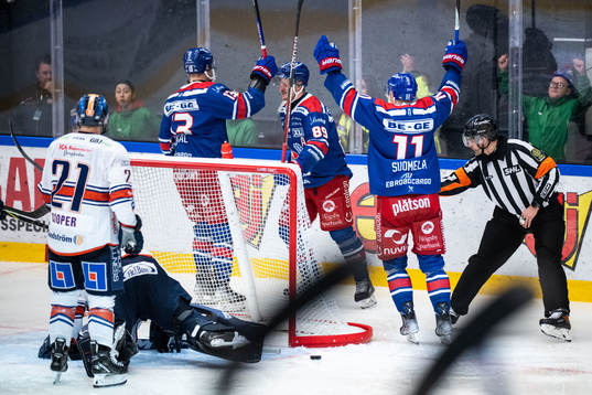 Oskarshamns Jiri Smejkal jublar med lagkamrater