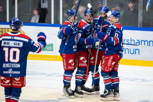 Oskarshamns Antti Suomela jublar med lagkamrater