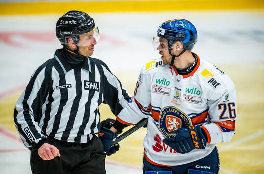 Växjös Joel Kellman diskuterar med domaren