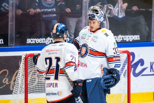 Växjös målvakt Emil Larmi och Brian Cooper deppar