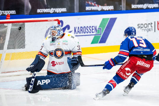 Oskarshamns Jiri Smejkal gör 4-0 bakom Växjös målvakt
