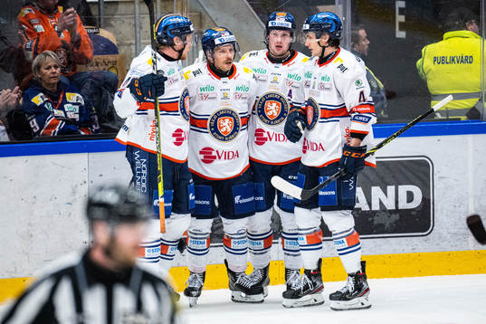 Växjös Brian Cooper jublar med lagkamrater