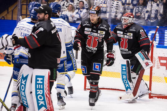 Örebros målvakt Jonas Arntzen jublar