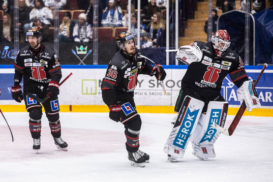Örebros Emil Larsson jublar