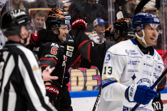 Örebros Filip Berglund jublar