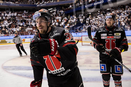 Örebros Emil Larsson jublar