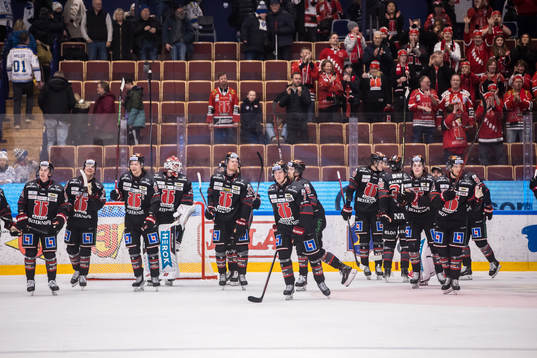 Örebros spelarna jublar