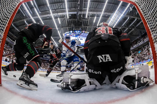 Örebros Rasmus Rissanen och Örebros målvakt Jonas